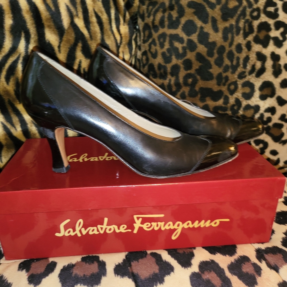 Salvatore Ferragamo, 8 A, Dark Blue looks black